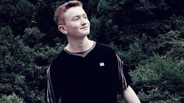 Minibüs, trafik levhası direğine çarptı; sürücü öldü, babası yaralandı