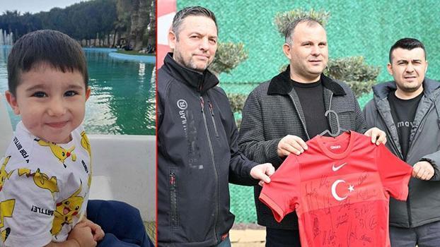 A Milli Takım futbolcularının imzaladığı forma, DMD hastası Rahmi Kerem için satışta