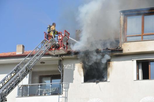 Manisa'da 4 katlı binada yangın