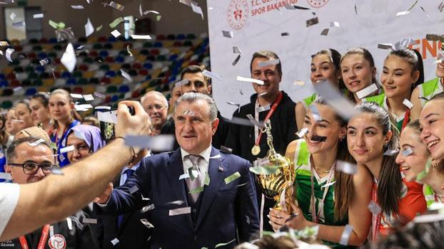 Bakan Bak: Kadın sporcularımızla gurur duyuyoruz