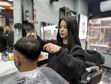 Erkek berberin çırağı Sırma, kendi dükkanını açmak istiyor