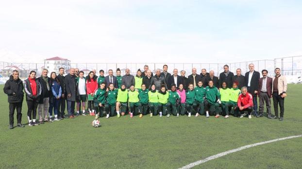 Yüksekova köy ve mahalle muhtarlarından kadın takımına ziyaret