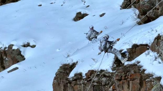 Mehmetçikten karda dağcılık eğitimi