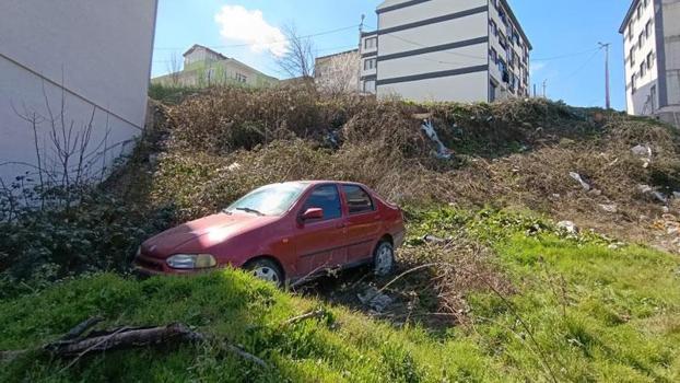 Otomobil şarampole uçtu; baba ile araçtan atlayan oğlu yaralandı