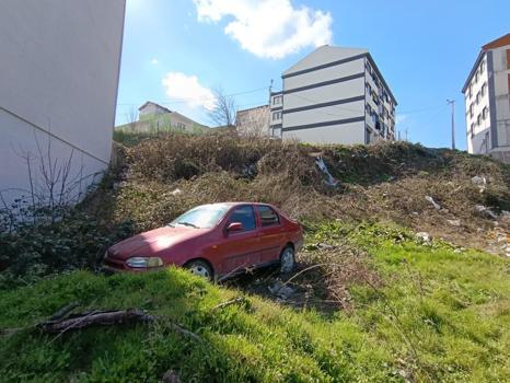 Otomobil şarampole uçtu; baba ile araçtan atlayan oğlu yaralandı