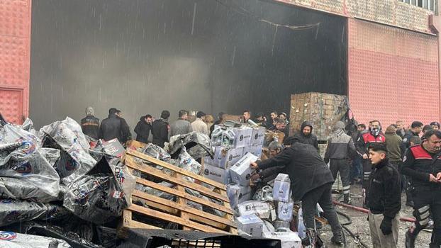 Şanlıurfa'da yanıcı maddelerin bulunduğu depoda yangın