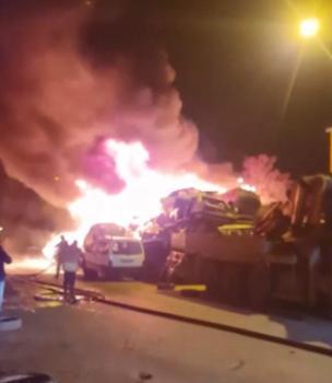 Ankara'da 100 hurda araç alev alev yandı