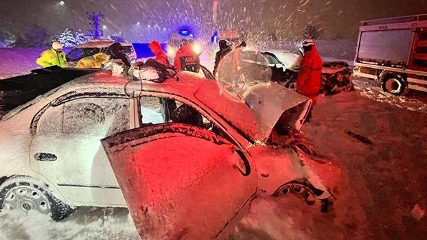 Otomobiller, kafa kafaya çarpıştı; 2'si çocuk 7 yaralı