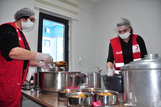 İhtiyaç sahiplerinin iftar yemekleri Kızılay’ın gönüllü kadınlarından