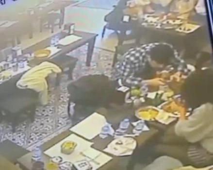 İstanbul - Taksim’de yemek yerken dudağını böcek ısırdı; şikayetçi oldu