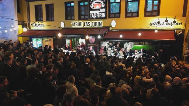 Tahinli pide ve simit ile sahur yapmak için saatlerce sıra beklediler