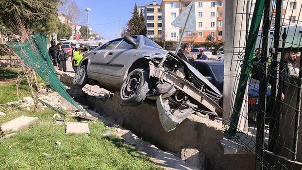 El freni çekilmeyen otomobil, dede ve torunlarını ezdi: 1 ölü, 2 ağır yaralı