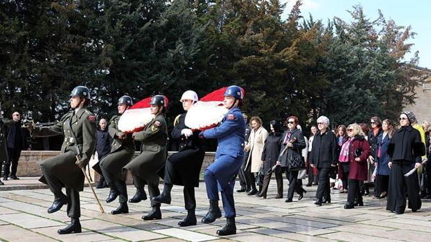 Bakan Güler'in eşi Demet Güler, kadın subaylarla Anıtkabir'i ziyaret etti