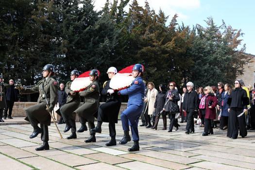 Bakan Güler'in eşi Demet Güler, kadın subaylarla Anıtkabir'i ziyaret etti