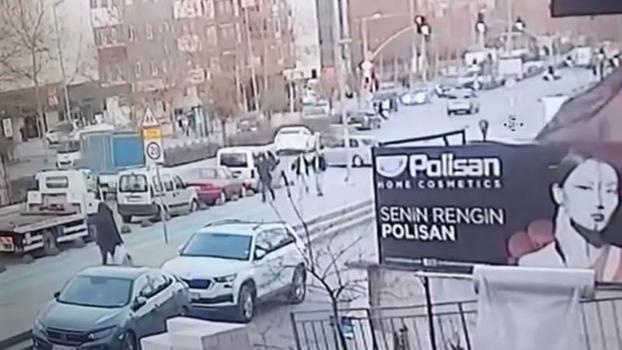 Sancaktepe’de iki otomobil çarpıştığı kaza kamerada