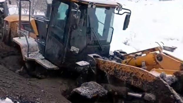 Bitlis’te köy yolunu açmaya giden iş makinesi çamura saplandı