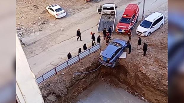 Otomobiliyle inşaat temeline düşmekten sona anda kurtuldu