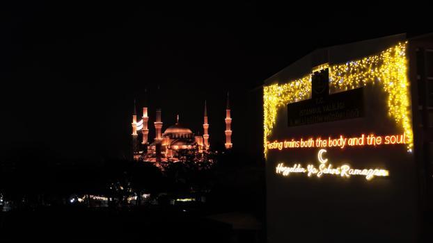 İstanbul'da bazı okulların dış cepheleri ramazana özel ışıklandırma ve süslemeyle donatıldı