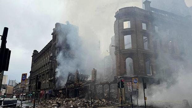 Glasgow'daki tren istasyonunda çıkan yangın nedeniyle bir bina yıkıldı