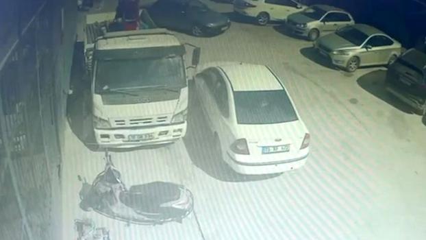 Otomobil, araca çarptı; tamirhaneye daldı; kaza kamerada