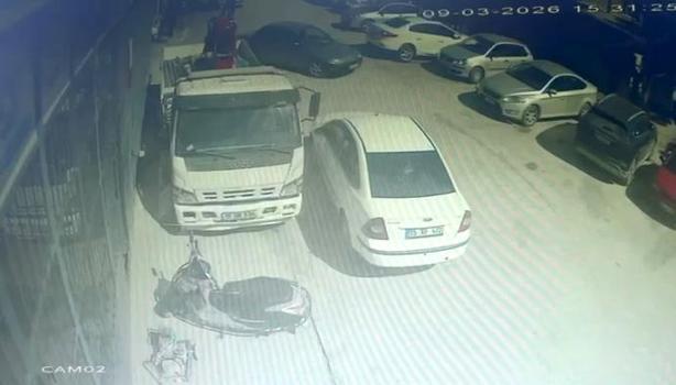 Otomobil, araca çarptı; tamirhaneye daldı; kaza kamerada