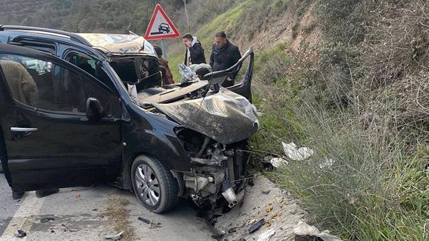 Arnavutköy'de hafriyat kamyonu ve hafif ticari araç çarpıştı: 1 ölü, 2 yaralı