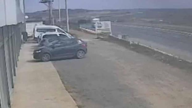 Çatalca'da kamyonun refüje çarptığı kaza kamerada