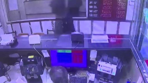 Fatih’te döviz bürosuna silahlı saldırı kamerada: Maskeli şüpheli Sancaktepe’de yakalandı