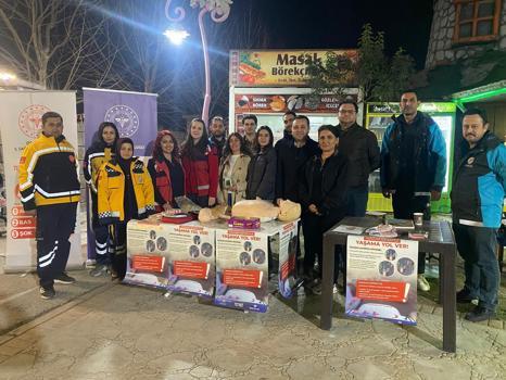 Sağlık ekipleri vatandaşlara ilkyardımın önemini anlattı
