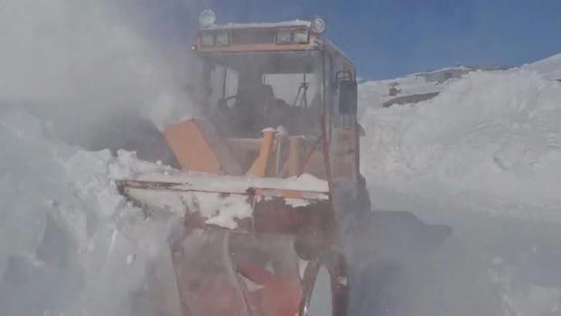 Kars’ta 3 metrelik karla ekiplerin zorlu mücadelesi