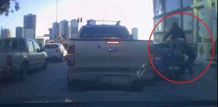 Tartıştıkları kişinin otomobiline sopa ve sandalyelerle zarar verdiler