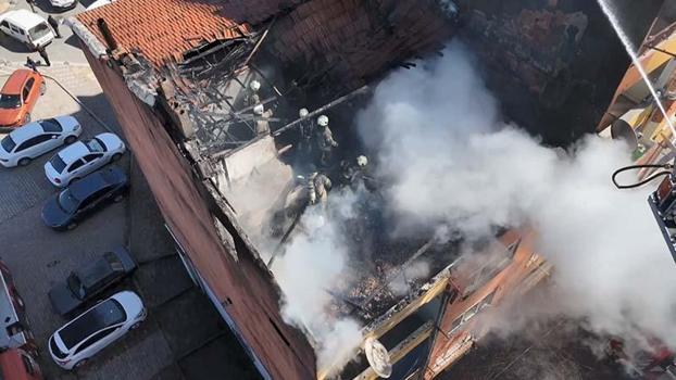 Esenler'de 4 katlı binanın çatı katında çıkan yangın söndürüldü