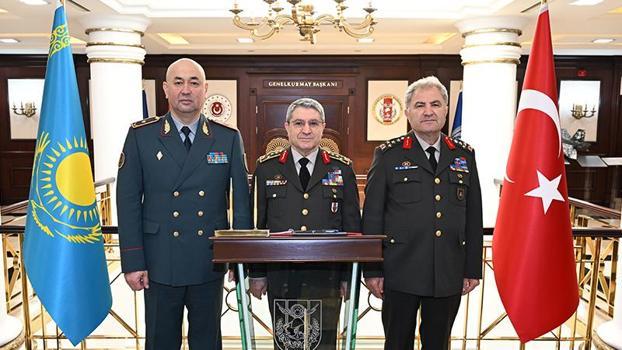 Orgeneral Bayraktaroğlu, Kazakistan Kara Kuvvetleri Komutanını kabul etti