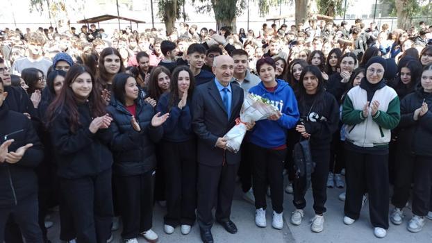 40 yıllık öğretmen törenle uğurlandı