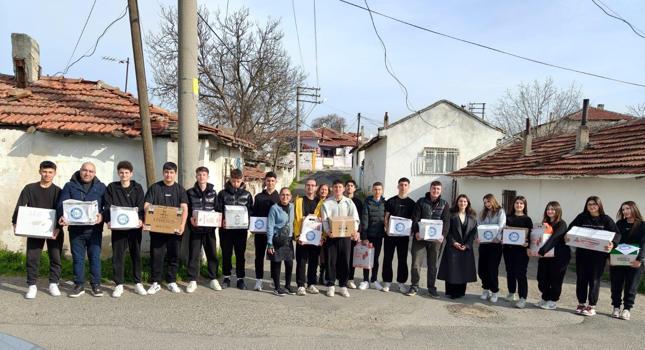 Lise öğrencileri harçlıklarıyla hazırladıkları ramazan kolilerini, ihtiyaç sahiplerine dağıttı