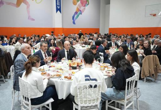Bakan Tekin, öğrenci ve öğretmenlerle iftarda bir araya geldi