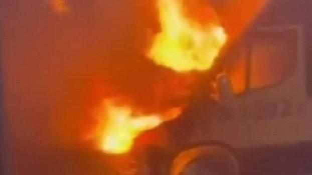 Avcılar’da park halindeki minibüs alev alev yandı