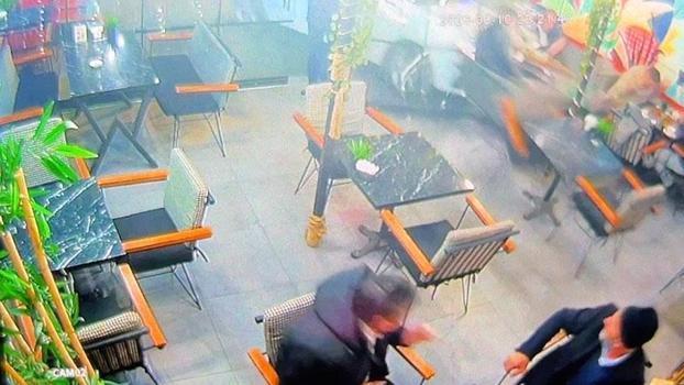 Otomobilin kafeye girdiği kaza kamerada: 2 yaralı