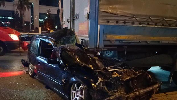 Bursa'da otomobil, park halindeki TIR'ın altına girdi: 1 ağır yaralı