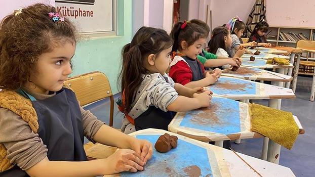 Öğrenciler, ustasından çömlek yapımını öğreniyor