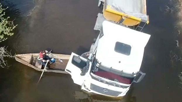 Suyla dolan yolda mahsur kalan TIR şoförü sandalla kurtarıldı