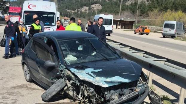 Otomobille kamyonet çarpıştı; 3 yaralı