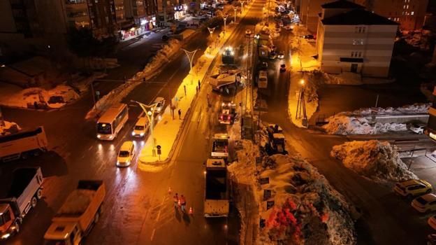 Bitlis'te Karayolları ekipleri kar temizleme ve yol genişletme çalışması yaptı