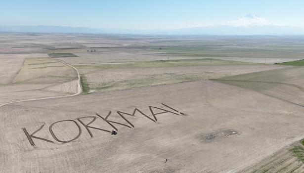 Aksaraylı çiftçi, tarlasına İstiklal Marşı'nın ilk kelimesi, 'Korkma' yazdı