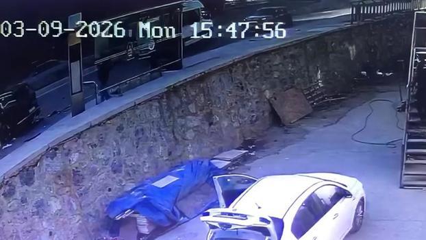 Sarıyer'de virajı alamayan 18 yaşındaki sürücünün kullandığı cip karşı yöne uçtu; 4 kişi yaralandı