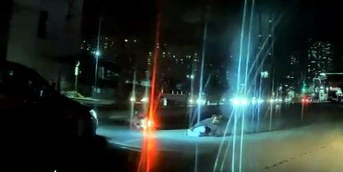 İstanbul - Başakşehir’de otomobilin çarptığı motosikletli yere savruldu; kaza anı kamerada