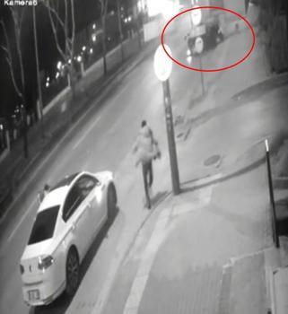 Otomobilin, park halindeki TIR’ın altına girdiği kaza kamerada