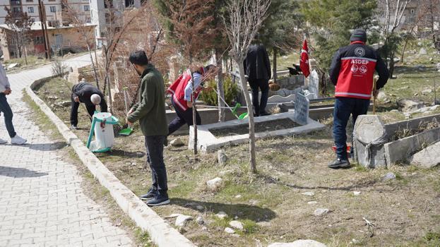 Şırnak’ta şehitliklerde bakım ve temizlik çalışması başlatıldı