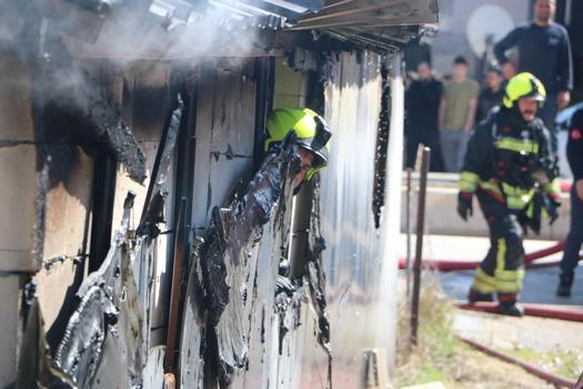 Ev ve yanındaki mobilya atölyesi yandı