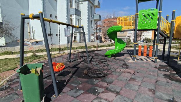 Parkta lastik yakıp, oyun gruplarına zarar verdiler; olay kamerada